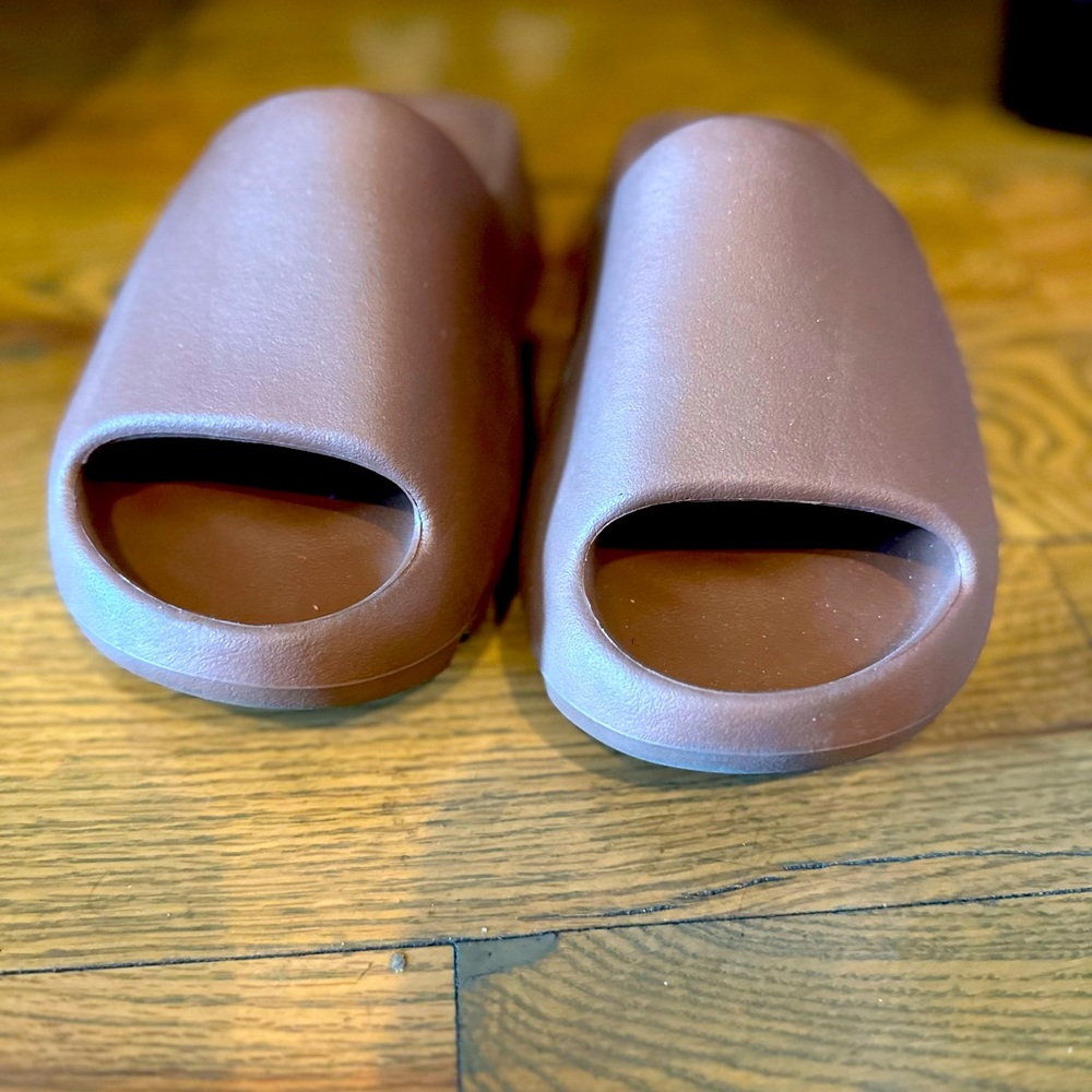 Slightly worn Yeezy slides (worn 3 times)